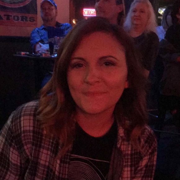 Meet your Posher, Nicole - Picture 3 of 4